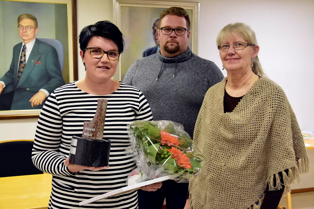 Palkinnon luovuttivat Janita Tuitulle yrittäjäyhdistyksen puheenjohtaja Marjo-Riitta Martikainen ja varapuheenjohtaja Mika Rouhiainen.