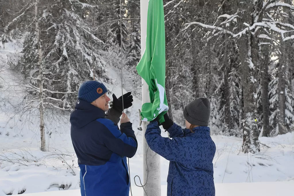 Kuudesluokkalainen Vili Raita ja opettaja Markus Ala-Kauhaluoma nostivat Vihreän lipun salkoon.