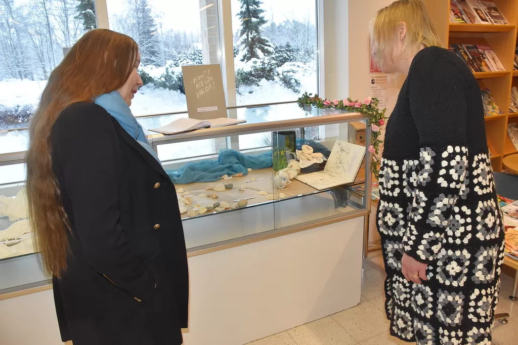 Riitta Suominen (vas.) esitteli Maskun näyttelyä Eija Pelkoselle.