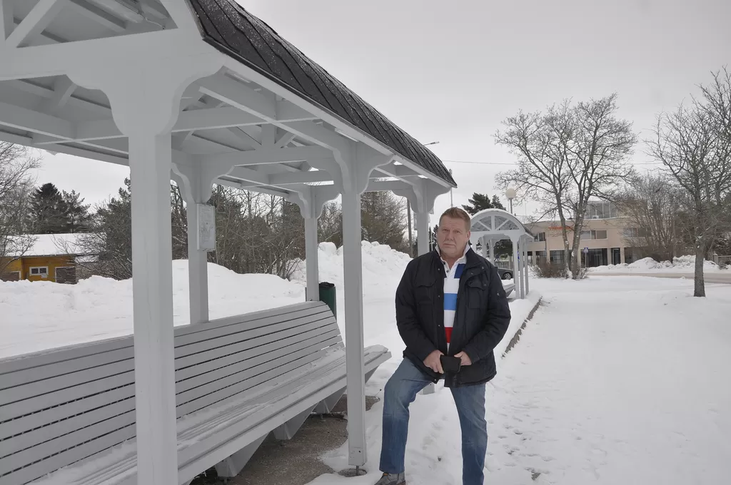 Timo Salmi omalla maa-alueellaan, joka on vuokrattu joukkoliikenteen käyttöön.