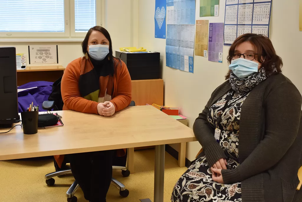 Akselin sosiaalityöntekijä Tanja Keto (vas.) ja Kelan palveluasiantuntija Päivi Venström työskentelevät jatkossa Mynämäessä vierekkäisissä huoneissa.