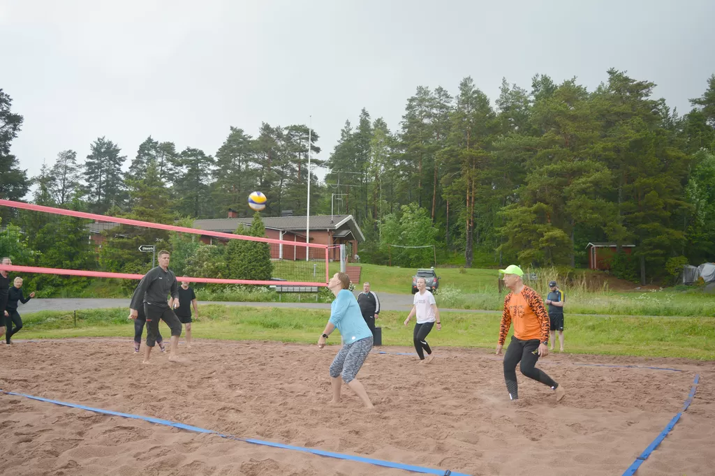 VelkuaVolley pelasi sinnikkäästi Merimaskun porukkaa vastaan.