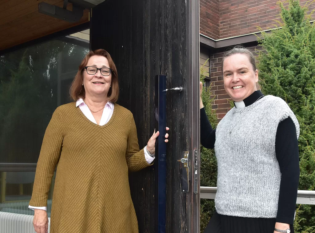Anne Saarinen (vas.) ja Saara Markkula toivottavat tervetulleeksi Alfa-kurssille.