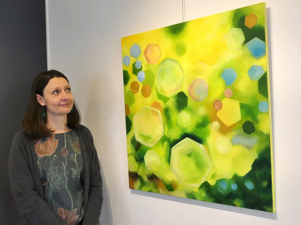 Mervi Levanen ja näyttelyn nimikkoteos Sininen on sitruunaa kirpeämpi.