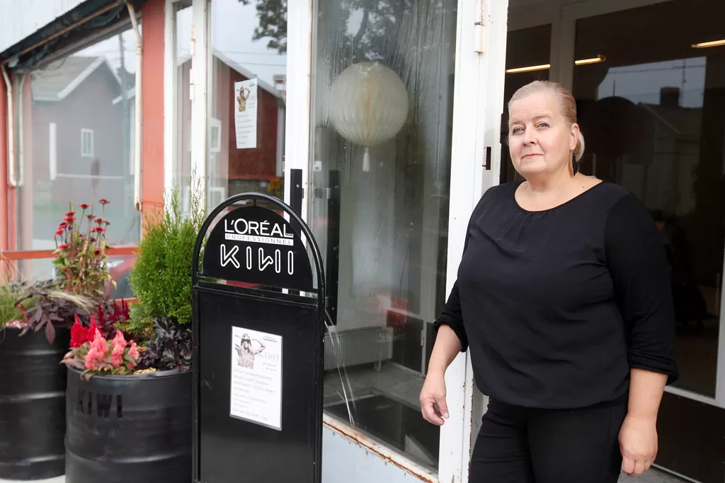 Satu Siusluoto muutti syyskuun alussa kampaamonsa Turusta Kustaviin vanhan osuuskaupun taloon.