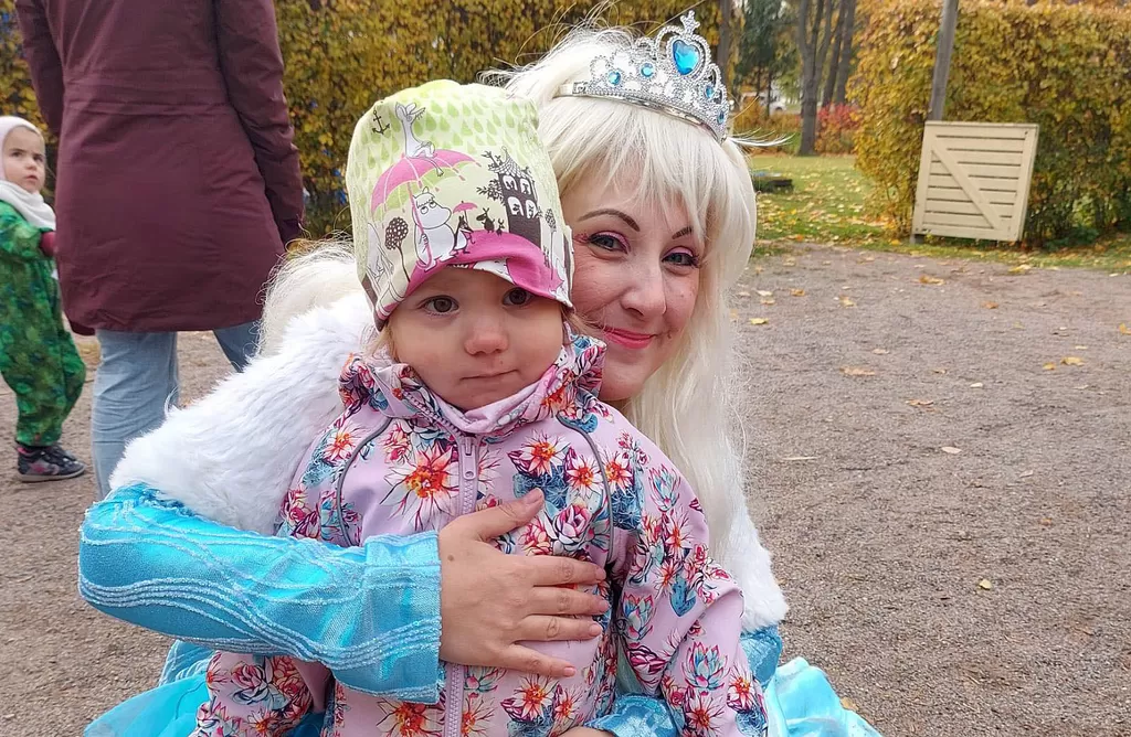 2-vuotias Iina Aalto pääsi monen muun onnekkaan tavoin fanikuvaan Jääkiningattaren kanssa.