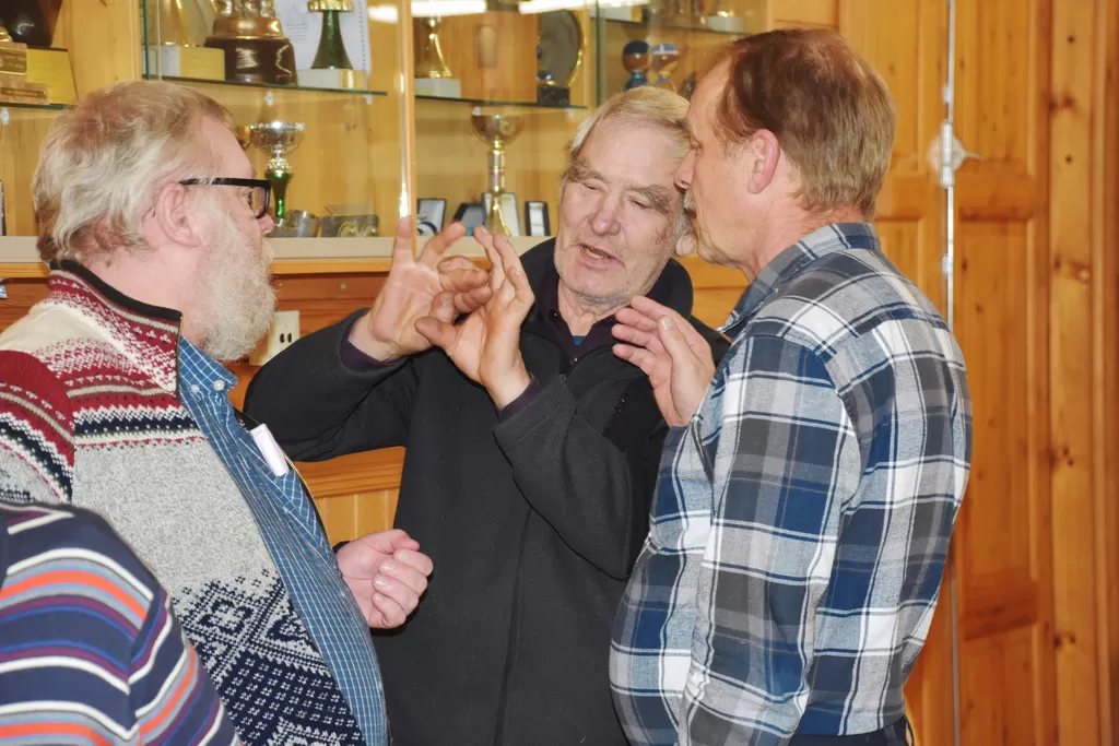 Akselin hallituksen puheenjohtaja Antti Airikki keskusteli neuvottelutauolla Juhani Hannulan ja Esko Lehtosen kanssa.