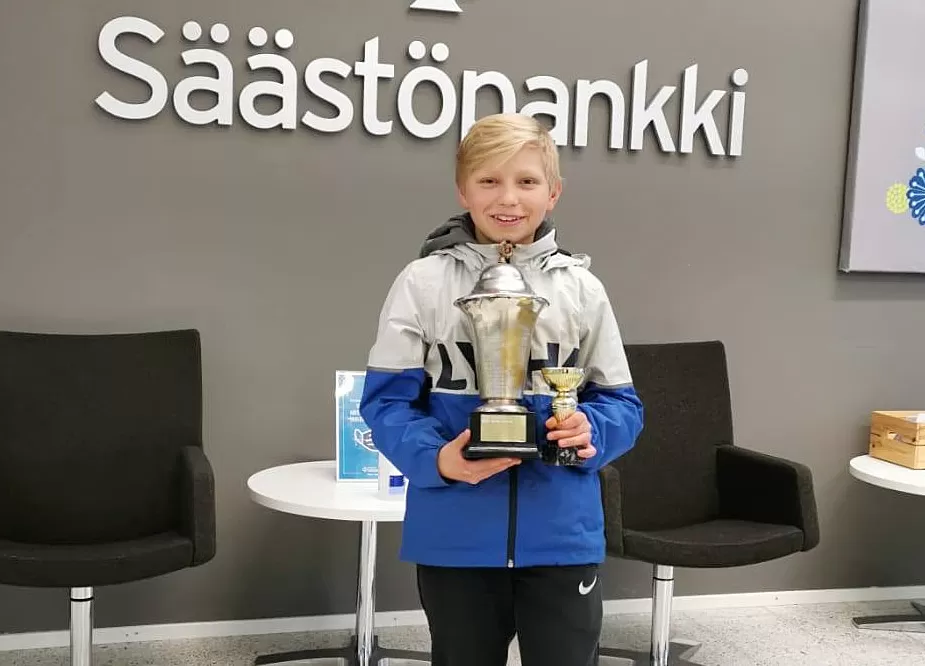 Rehdin urheilijan palkinto luovutettiin Heikki Jalkaselle Mietoisten Säästöpankin konttorilla.