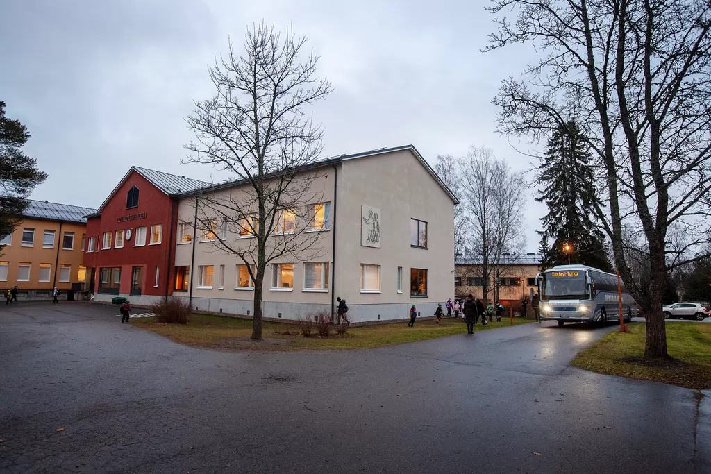 Kustavin ja Turun välillä liikennöivä linja-auto poikkeaa aamuisin Taivassalon yhtenäiskoulun pihaan. Piha-aluetta muutetaan ensi vuoden aikana turvallisemmaksi.