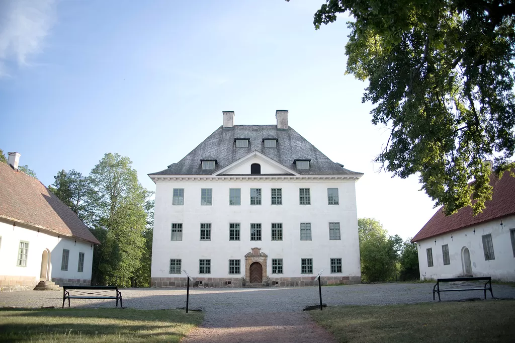 Vuonna 1655 valmistunut Louhisaaren kartano tunnetaan Mannerheimien ja Flemingien sukujen kotina.