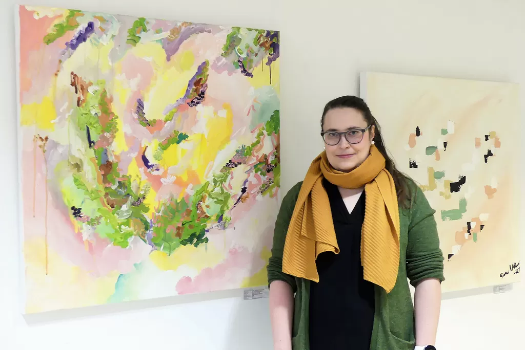 Saana Vähä-Kouvola pystytti taidenäyttelyn entiseen kotikuntaansa.