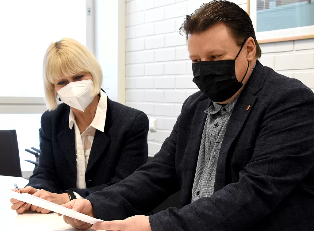 Seija Österberg ja Markus Ylis-Junttila allekirjoittivat eettiset ohjeet keskiviikkona.
