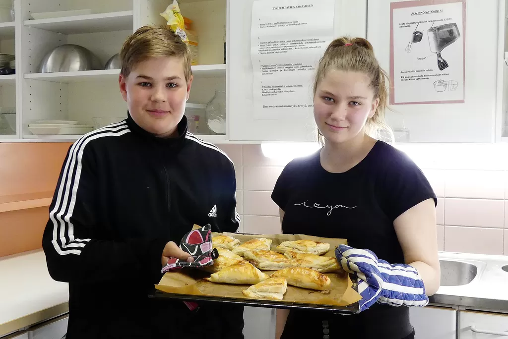 Rasmus Valtonen ja Amanda Lehto ovat 4H-yhdistyksen vetämän kokkikerhon aktiivisimpia osallistujia. He toivovat kerholle jatkoa ensi lukuvuodelle.