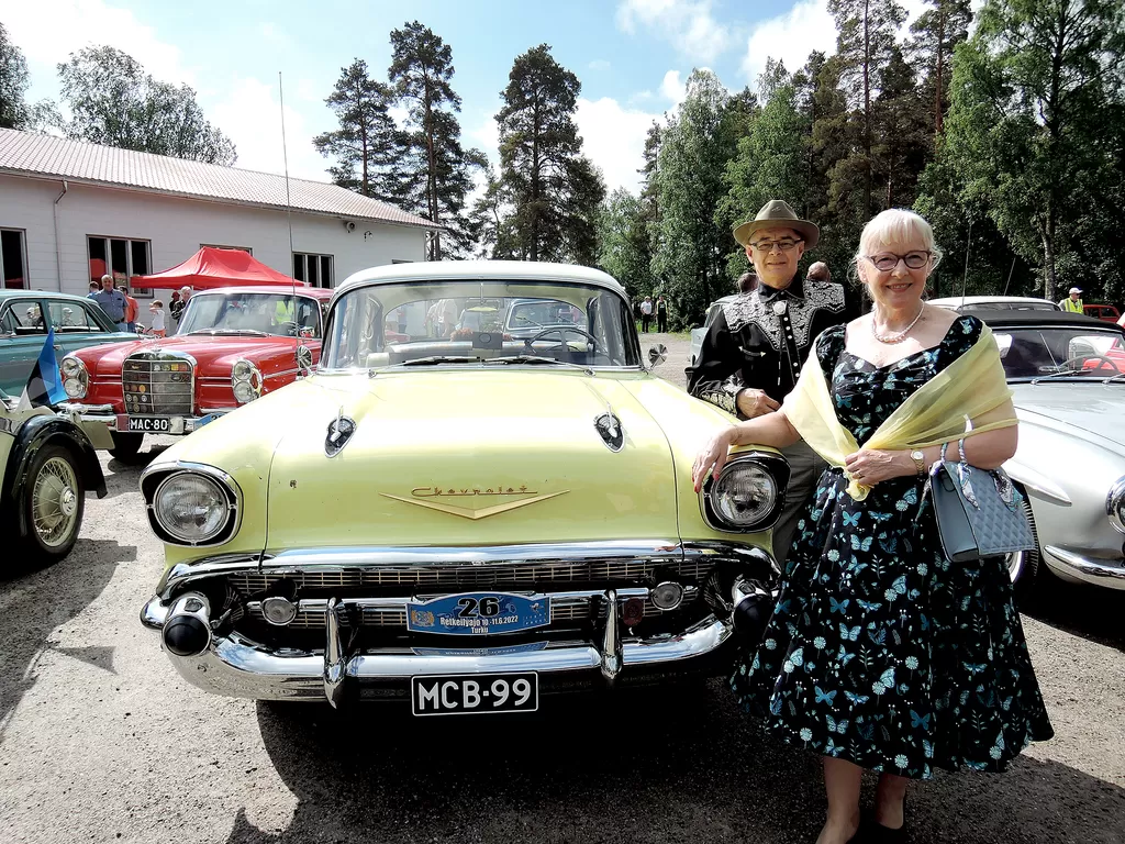 Teijo ja Marja-Liisa Nurmentaus Chevrolet Bel Airin loisteessa