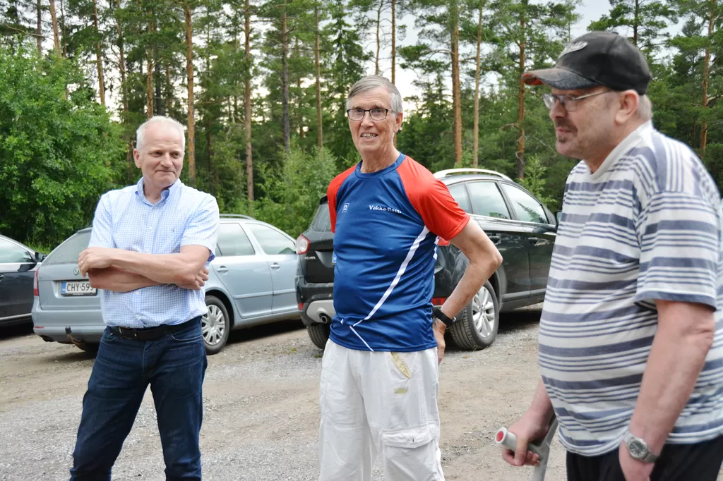 Rastipäivien kilpailunvalvoja Asko Vainio (vas.), infon päällikkö Pentti Karru ja keskusalueen maanomistaja Jouni Itätalo pienessä palaverissa Lokalahdella.