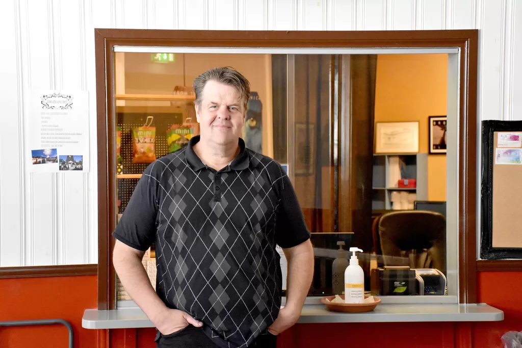 Tero Vall Kuvalan vanhan lipputiskin edessä.