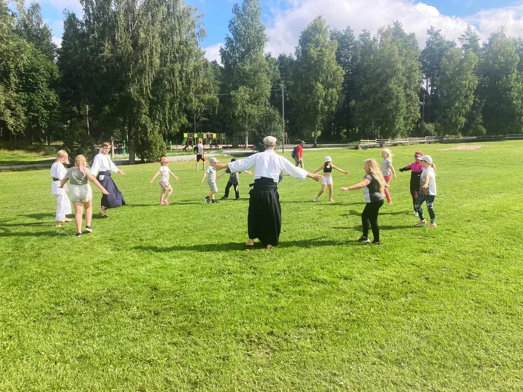Tiistaina päiväleirillä vuorossa oli aikidoa Hietamäen Dojon johdolla.