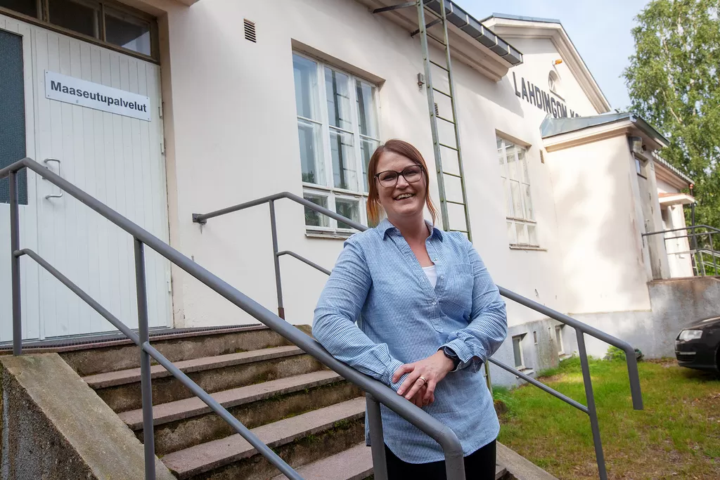 Maaseutuasiamies Michaela Kontu viihtyy Lahdingon toimipisteellä Vehmaalla. Välillä hän työskentelee myös Laitilan kaupungintalolla.