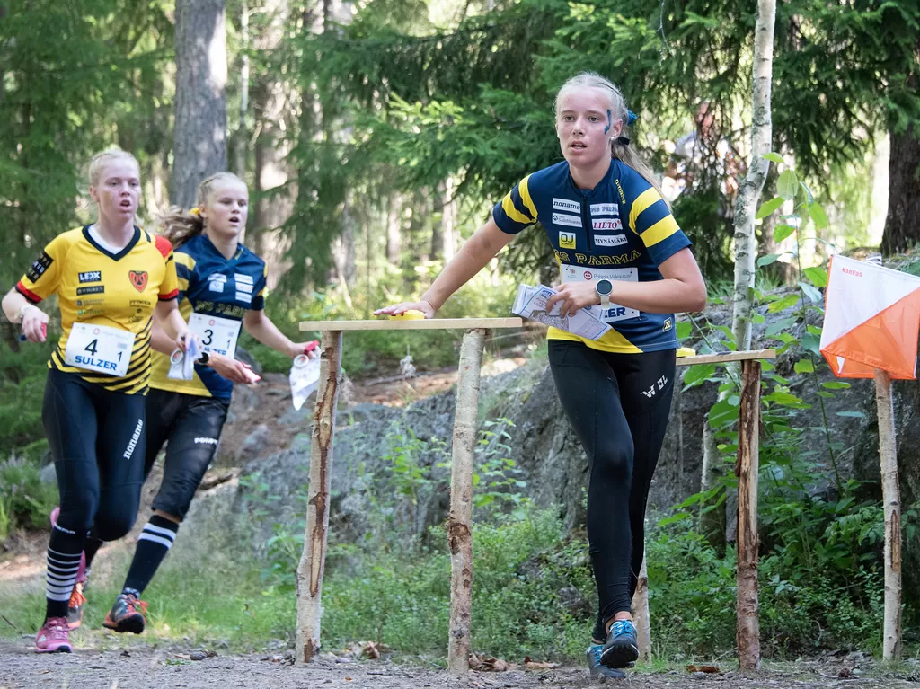 MS Parman kakkosjoukkueen Iina Päärni ja ykkösjoukkueen Venla Lehtonen etenivät samanaikaisesti yleisörastilla.