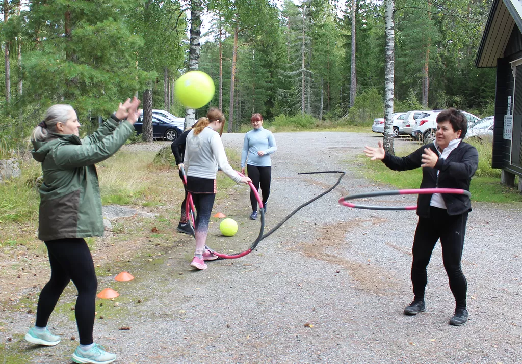 Vain mielikuvitus oli rajana, kun liikuntavälineistä keksittiin uusia pelejä. Iita Aho heitti palloa Hanna-Mari Lempiselle, joka pyöritti samalla hulavannetta.