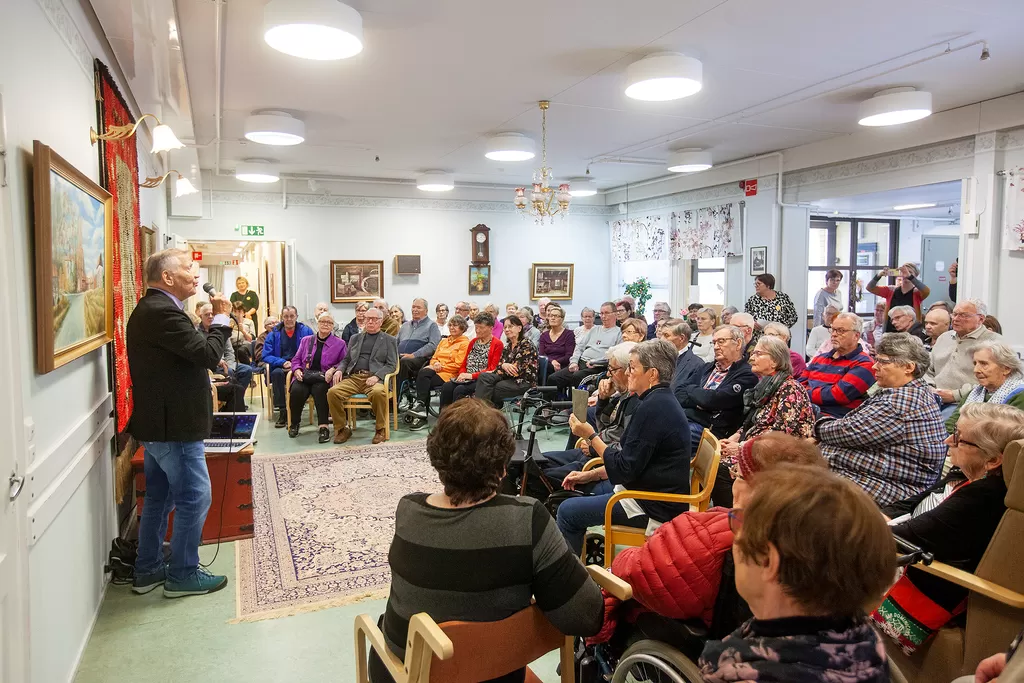 – Täällähän on väkeä kuin Kalannin Urheilutalolla aikoinaan, Eino Grön lohkaisi avajaistilaisuudessa.