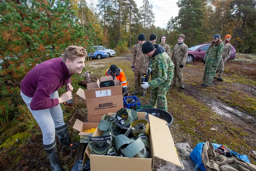 Joni Lassila jakoi välineitä paintball-peliin osallistuville.