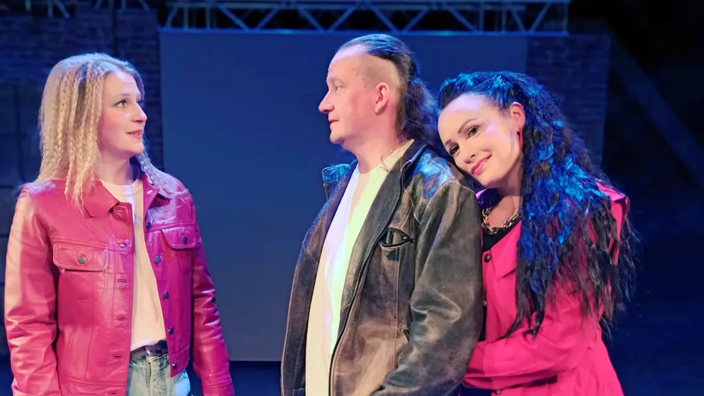 Karoliina (Emma Itäranta), Tommi Turmiola (Kristian Heikkilä) ja Ellu (Laura Heino) Vuonna 85-musikaalissa.