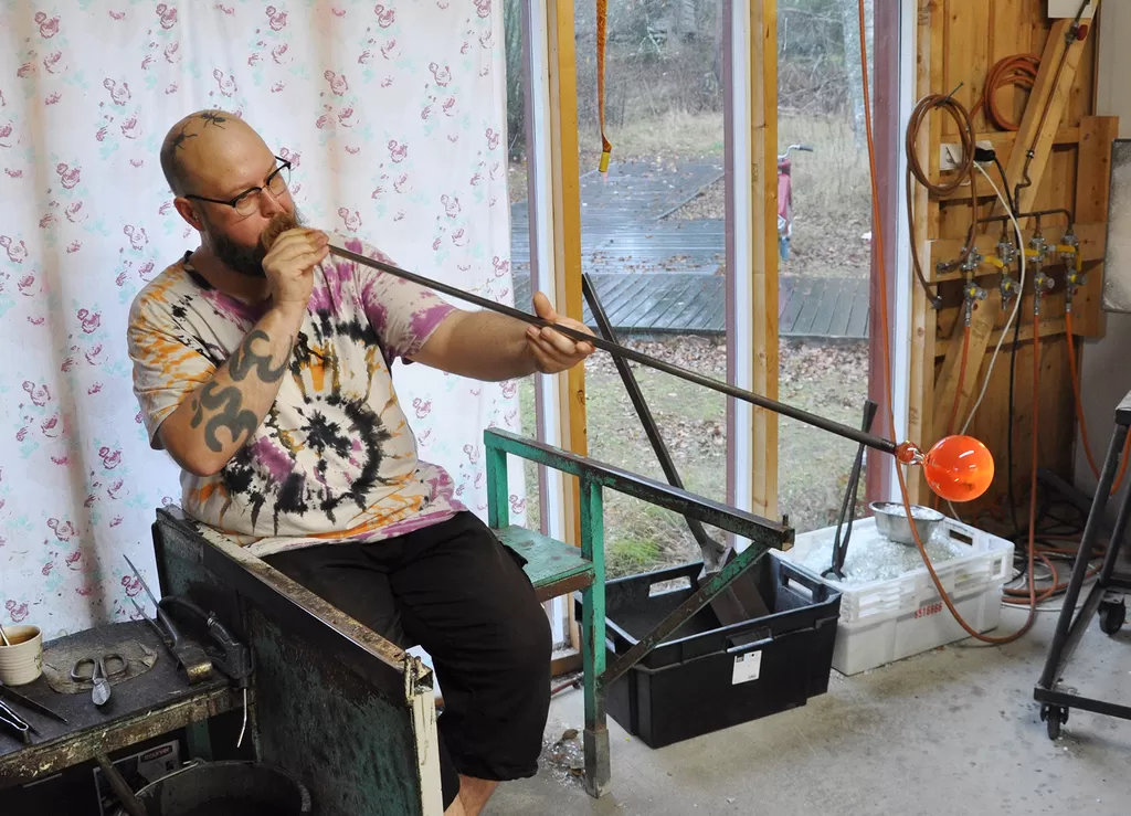 Lasinpuhaltaja Jonas Paajanen tekee tarkkaa työtä. Lasipallot jäähtyvät vuorokauden sen jälkeen kun ne on puhallettu valmiiksi. Vasta jäähdyttyään niiden todellinen väri tulee esiin.