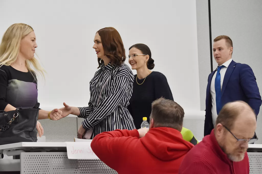 Jenni Sipilä (vas.), Miira Raiskila, Sanna Häkli ja Teemu Heinonen osallistuivat Maskun kunnanjohtajapaneeliin.