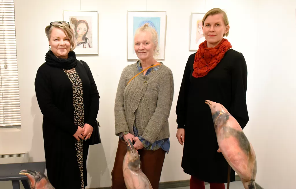 Näyttelyn avajaisissa olivat teiteilijoista mukana Saara Blomqwist (vas.), Hannele Salmela ja Maria Kajanki. Heidän edessään Jonna Oksasen Sielulintu-sarjan teokset.