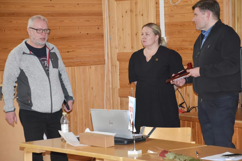 Hallituksen puheenjohtaja Antti Airikki (vas.), yhtymäjohtaja Marika Tuimala ja valtuuston puheenjohtaja Aki Simola paketoivat Akselin valtuuston viimeisen kokouksen.