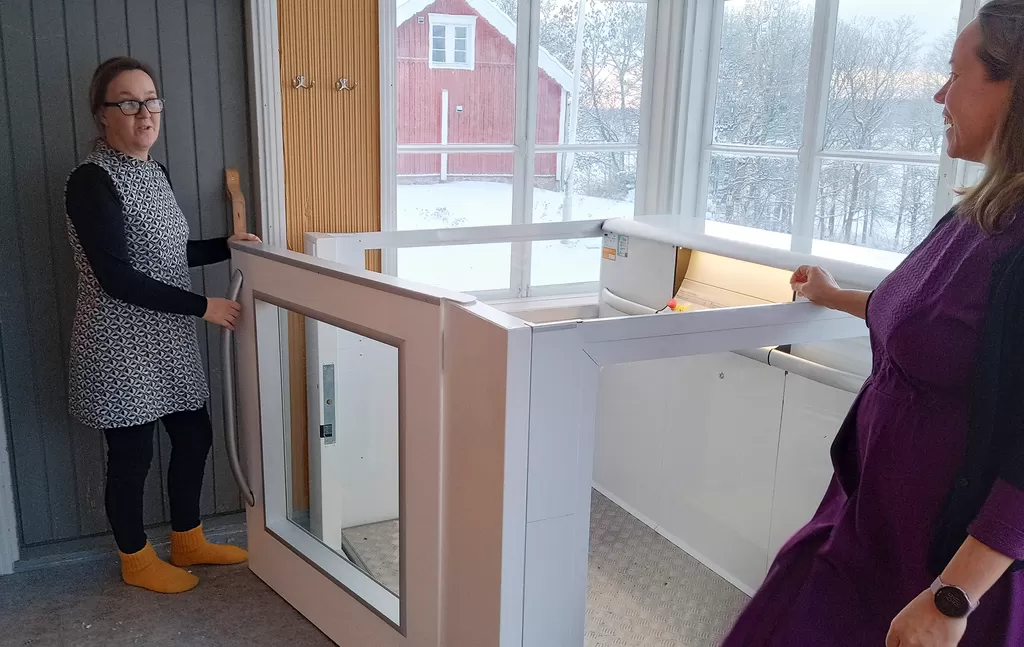 Hissin myötä päärakennuksesta tuli saavutettava, esittelevät Heidi Lapila (vas.) ja Leena Kela.