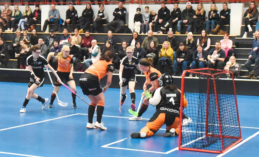 Sekä SBS Wirmo että Nystars pelaavat ensi kaudella naisten salibandyn ykkösdivarissa ja se tietää enemmän ottelutapahtumia kummankin kotikentälle. Kuva Nystarsin karsintapelistä Pohitullissa 26.3.