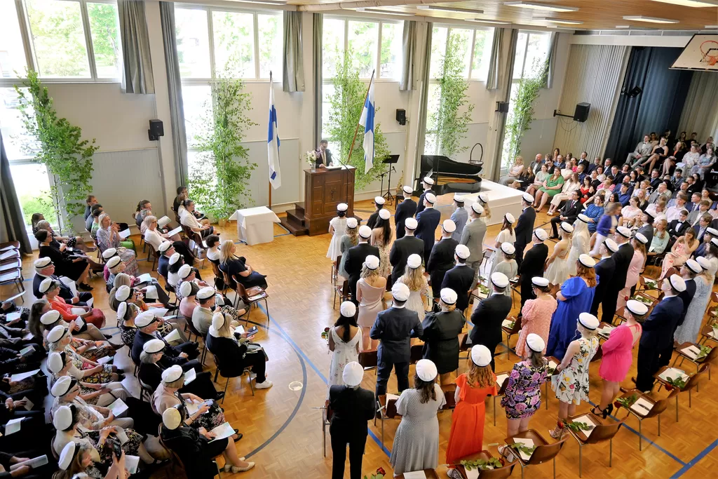 50 vuotta sitten valmistuneet ja tämän kevään ylioppilaat kohtasivat Mynämäen lukiossa.
