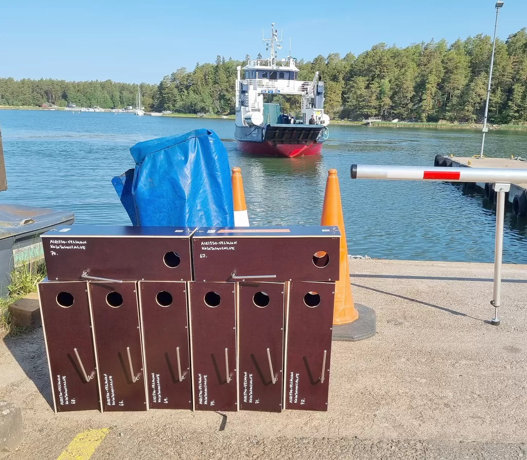 Minkkiloukut lähtivät venekyydillä Pakinaisiin.