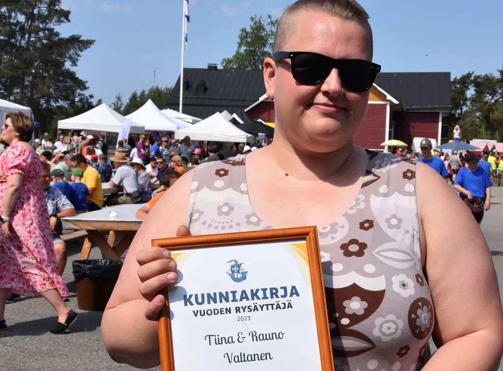Vuoden rysäyttäjän palkinnon vastaanotti äitinsä Tiina Valtasen puolesta Laura Arola.
