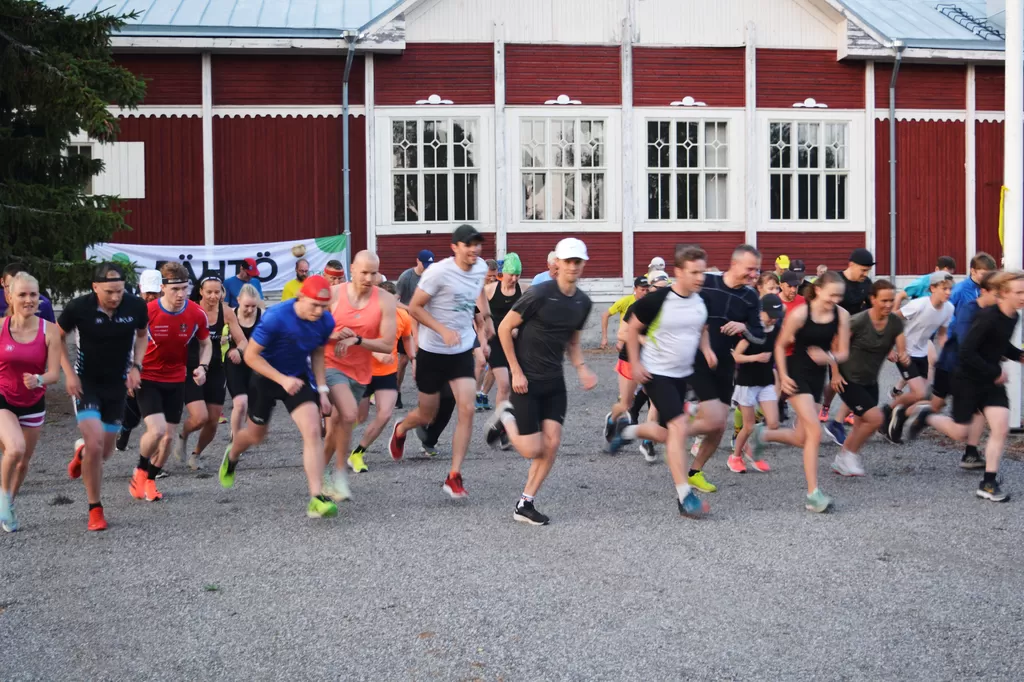 Yöjuoksijat lähtivät torstaina matkaan Mietoisten Maamiesseurantalolta tasan klo 23.