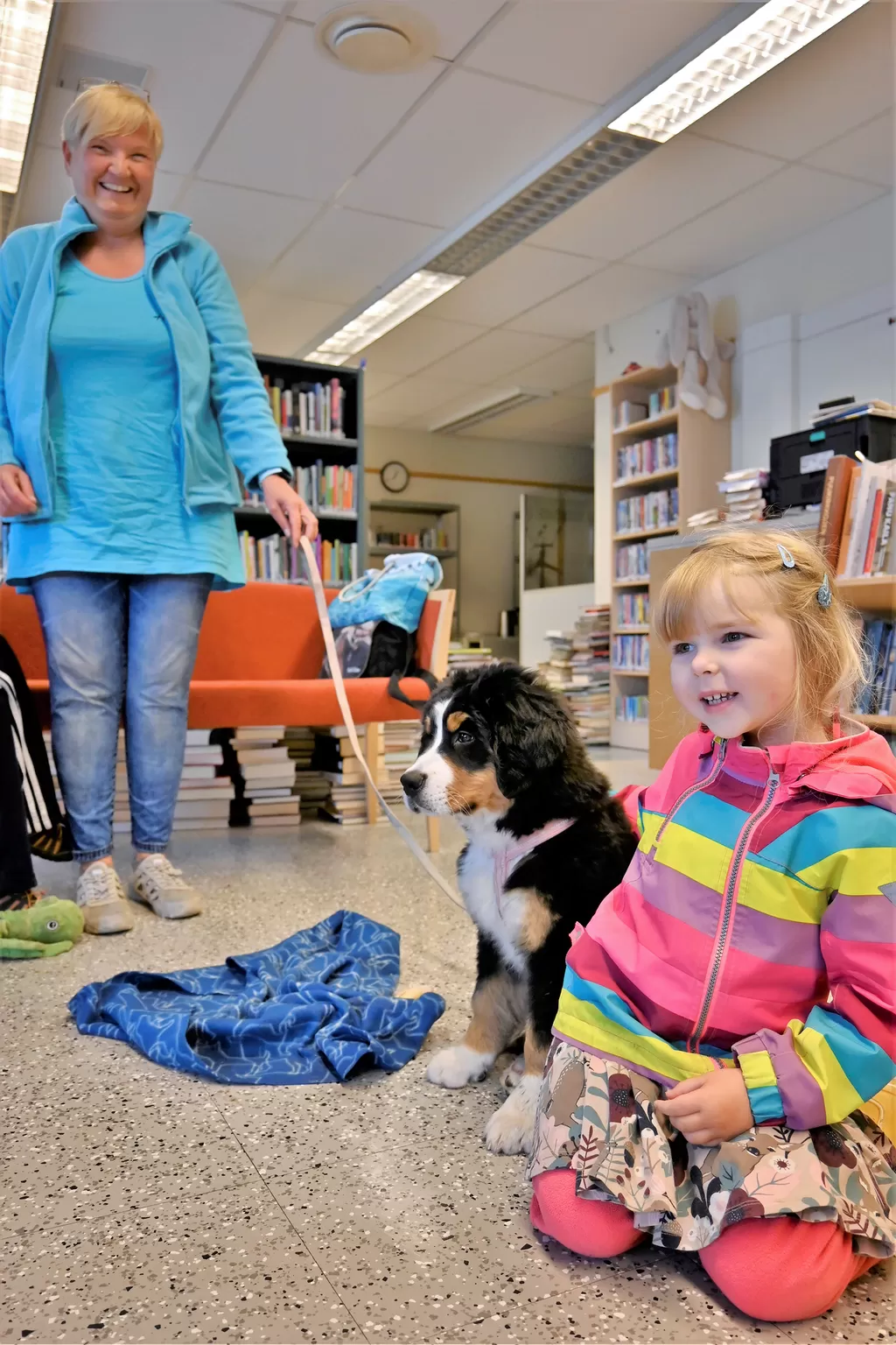 Maarit Haapasaaren Hali-Koira Viola-Orvokki harjoitteli työtään kirjastossa vierailleen Lilan kanssa.