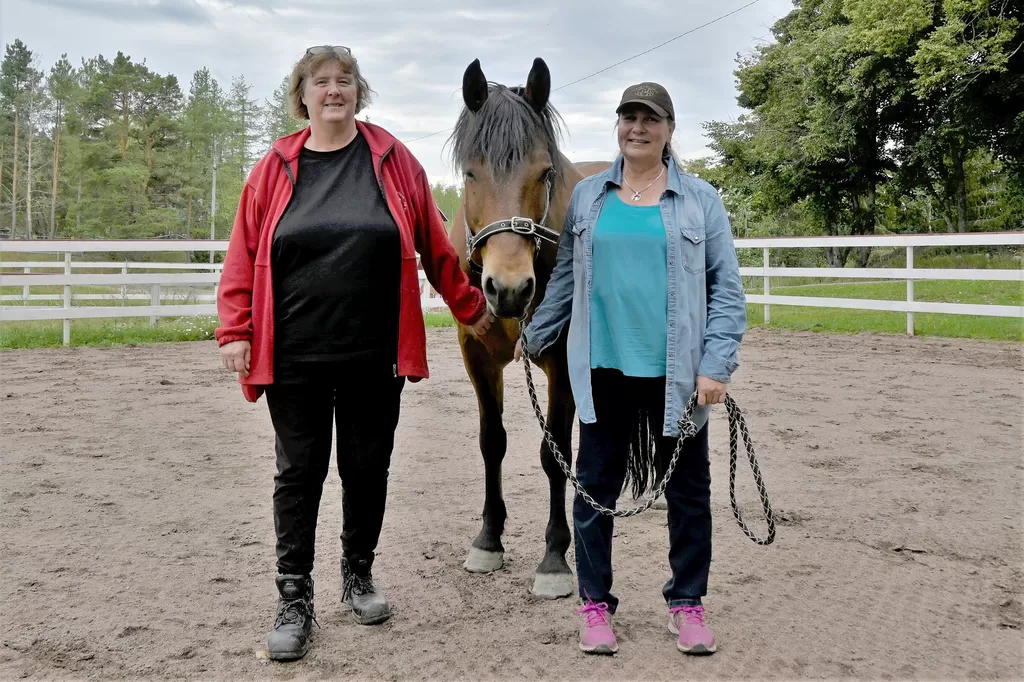 Tiina Gustafsson (vas.) ja Tiina Järvinen olivat perustamassa Turun Seudun Erityisratsastus ry:tä 30 vuotta sitten.