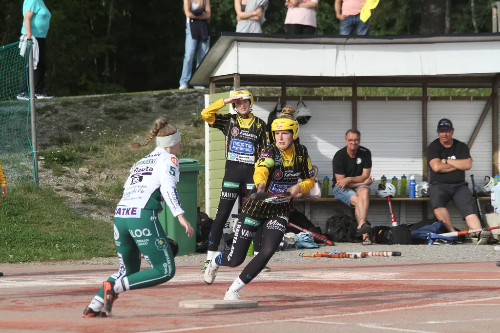 Kaksi juoksua tuonut Elli Nurmi näpäytti itsensä kentälle.