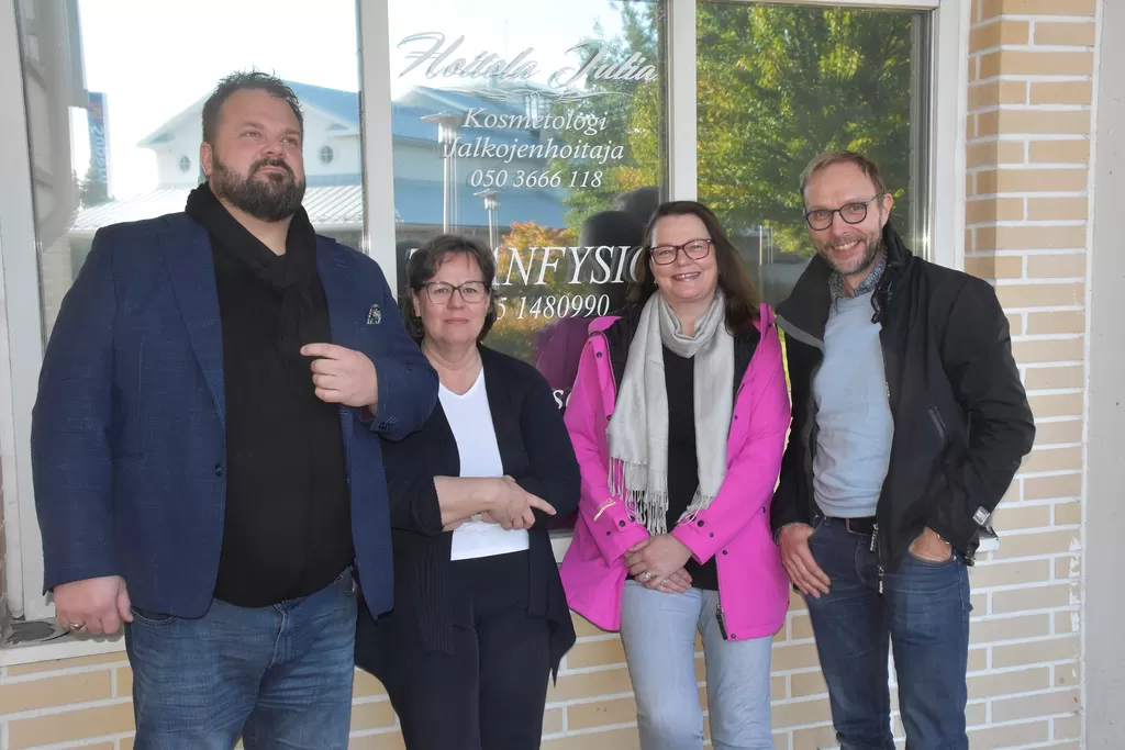 Tuomas Koskinen (vas.), Tita Ala-Kokko, Raija Puolitaival ja Jyrki Heilimö ovat junailleet muutoksia Maskun Keskuskaaren yritysryppään palveluihin.