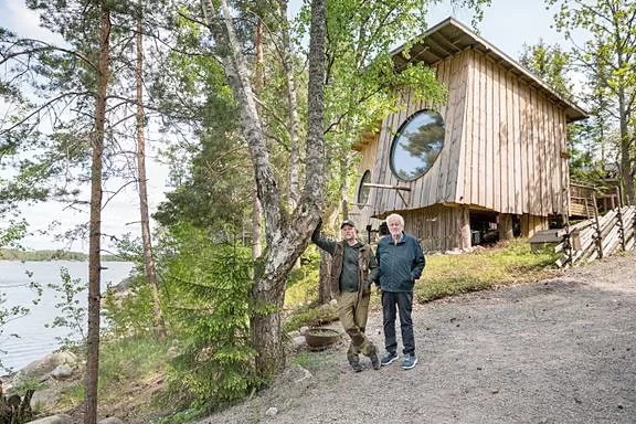 Karioskari Kangas (vas.) ja Pentti-Oskari Kangas esittelevät Herrankukkaron asuttavia linnunpönttöjä.