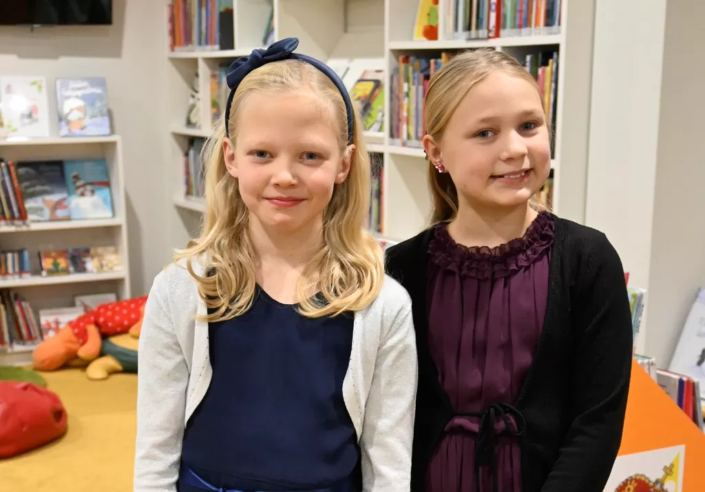 Saimi Ravantti (vas.) ja Selma Tolkki valitsivat juhlaan tummasävyiset asut.