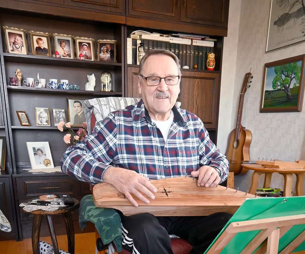 Martti Martelius on rakentanut jo monta kanteletta ja puisia nuottitelineitäkin koko ryhmälle.