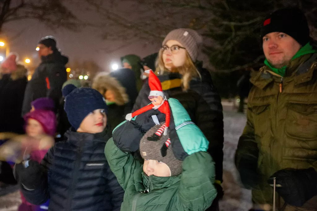 Peetu Oja kantoi mukanaan Tiptap-tonttua. Seurueeseen kuuluivat myös Roope, Maria ja Jarkko Oja.
