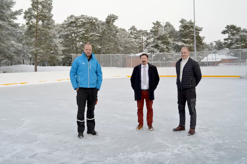 Kustavin ykköspuheenjohtajat Antti Ääritalo (vas.) ja Jukka Lehtinen (oik.) sekä kunnanjohtaja Rauno Peltola testasivat juuri valmistunutta kaukaloa.