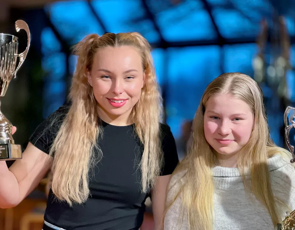 Vuoden urheilija Venla Tuominen ja junioriurheilija Ellen Ellä.