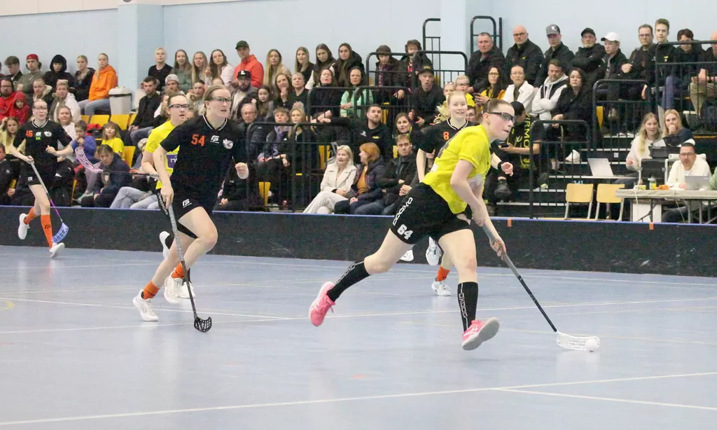 Emilia Kurppa pääsi yksin läpi, mutta mutta Jyväskylän maalivahti onnistui torjunnassaan.
