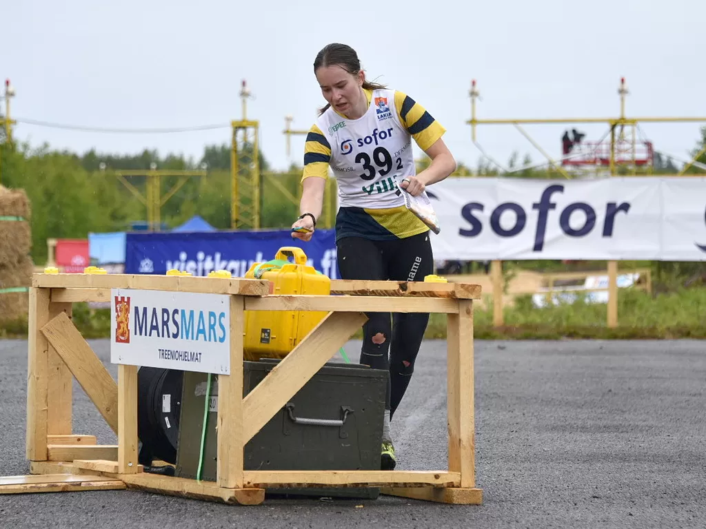 Tessa Salmia jalan nyrjähdyksestä huolimatta suunnisti noujohteisesti.