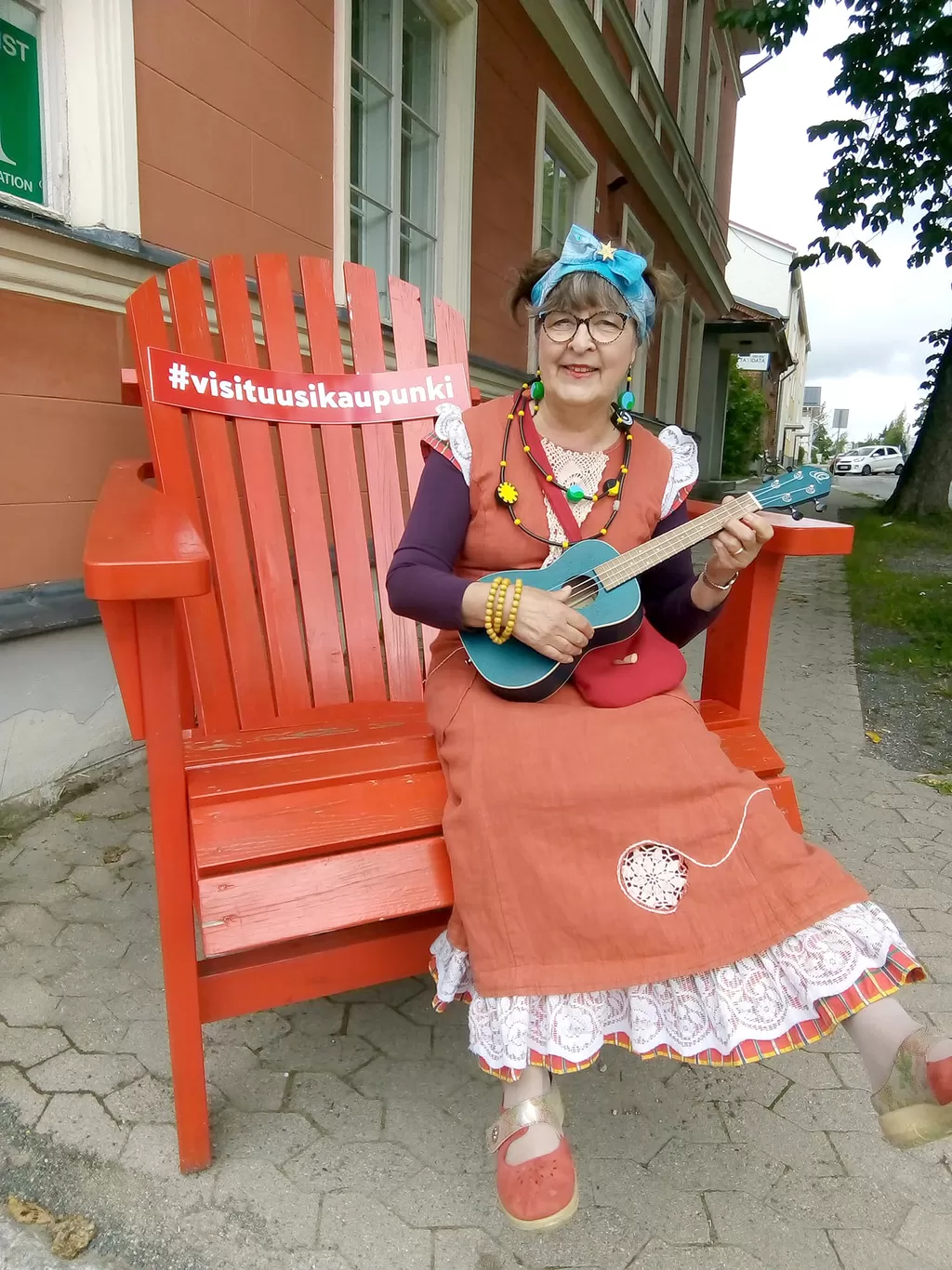 Satukierroksen Myllymuori soittaa ukuleleä.